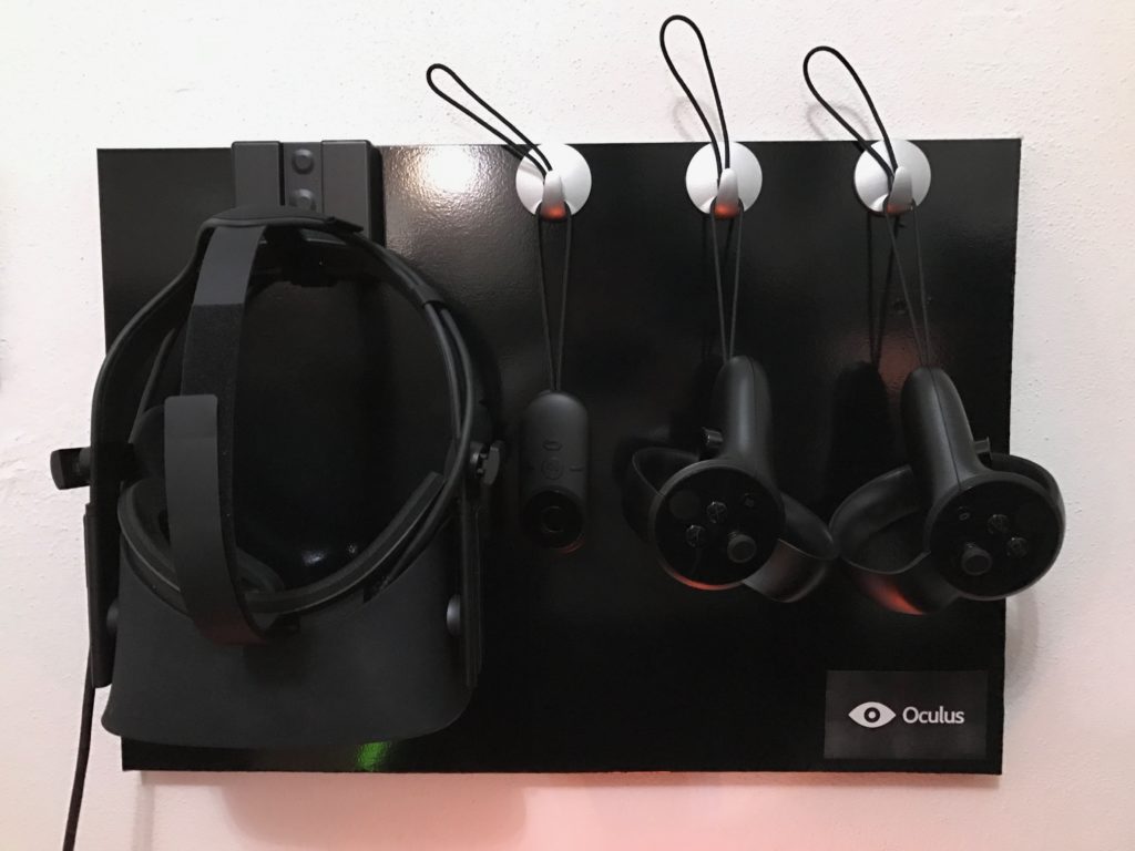 Oculus Rift e oculus touch appesi al muro