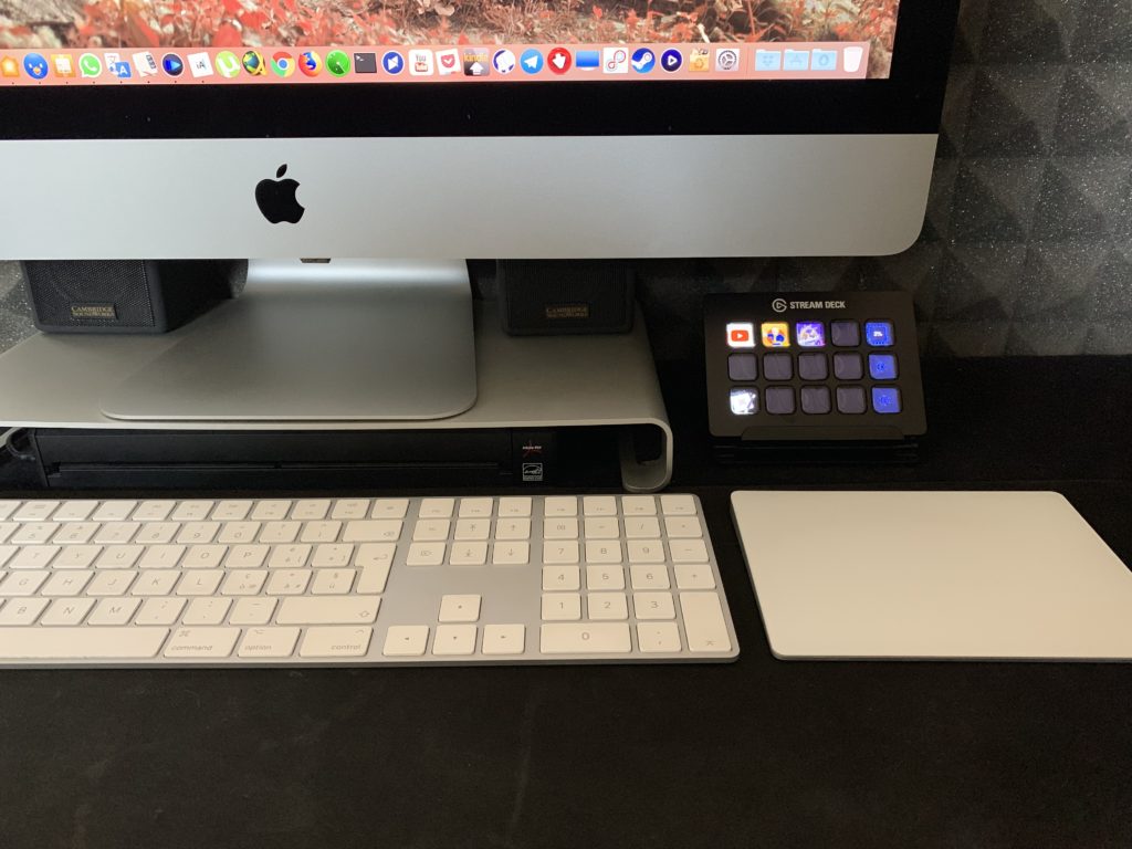 la mia scrivania con il mac e lo stream deck